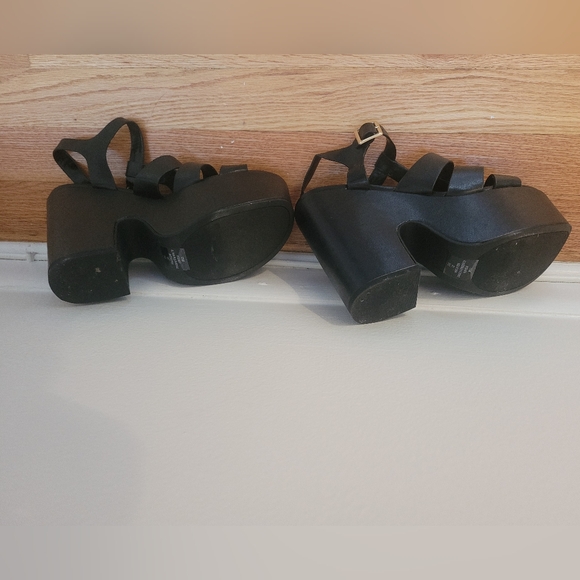 GUESS Sandals - Picture 4 of 4